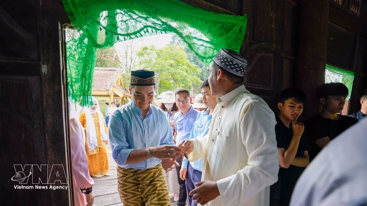 Comunidad musulmana de la etnia Cham recrea festival Raya Aidil Fitri en Hanoi