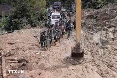 Los equipos de rescate buscan víctimas tras las inundaciones y deslizamientos de tierra en el norte de Sumatra, Indonesia. (Foto: Xinhua/VNA)