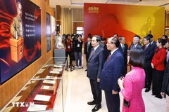 El presidente de la Asamblea Nacional de Vietnam, Tran Thanh Man, y delegados en el Museo de la Asamblea Nacional de Vietnam. (Foto: VNA)