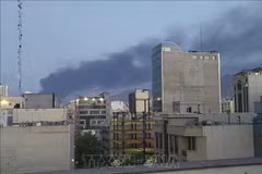 Humo se eleva tras una explosión en Teherán, Irán, el 15 de junio de 2025. (Foto: Xinhua/VNA)