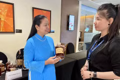 Tran Thi Man, directora de ventas de la compañía de comercio y servicios BM Global, en el evento. (Fuente: VNA)