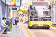 Ciudad Ho Chi Minh ha establecido una hoja de ruta específica para poner en funcionamiento un sistema de transporte público respetuoso con el medio ambiente para el año 2030 (Foto: nhandan.vn).
