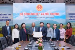 El Ministerio de Agricultura y Medio Ambiente recibe una carta de confirmación de la ayuda del BAD. (Foto: nongnghiepmoitruong.vn)