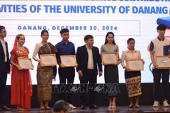 La Universidad de Danang entrega reconocimientos a estudiantes internacionales con mejores resultados académicos. (Fuente: VNA)