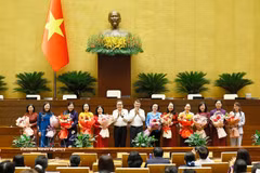 El presidente de la Asamblea Nacional, Tran Thanh Man, el primer ministro Le Minh Hung y diputadas. (Fuente: VNA)