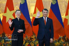 La primera ministra de Liechtenstein, Brigitte Haas, y su homólogo vietnamita, Le Minh Hung. (Fuente: VNA)