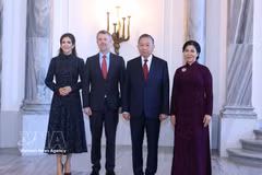 El secretario general del Partido Comunista de Vietnam y presidente de la República, To Lam, y su esposa, Ngo Phuong Ly, se reúnen con el rey Federico X y la reina María. (Fuente: VNA)