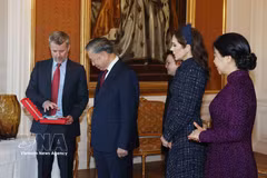 El rey Federico X de Dinamarca otorga la Orden del Elefante al secretario general del Partido Comunista de Vietnam y presidente de la República, To Lam. (Fuente: VNA)
