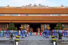 La ceremonia de Año Nuevo de la dinastía Nguyen se recrea en el Palacio Thai Hoa, en la Ciudadela Imperial de Hue. (Foto:VNA)