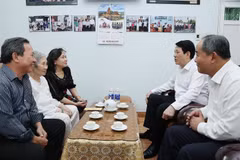 El presidente vietnamita, Luong Cuong, visita y felicita el Año Nuevo a los familiares del presidente del Consejo de Estado, Vo Chi Cong.(Fuente: VNA)