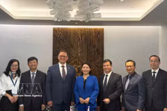 La auditora general adjunta del Estado de Vietnam, Ha Thi My Dung, el primer vicepresidente del Comité Estatal de Control de Belarús, Dmitry Basko, y delegados. (Fuente: VNA)