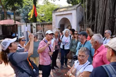 Turistas internacionales visitan el Templo de la Literatura. (Foto: VNA)