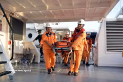 Trasladan a un paciente extranjero a tierra para recibir tratamiento médico. (Foto: VNA)