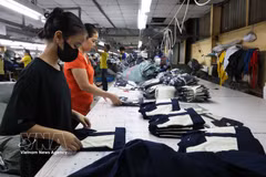 Trabajadores en un taller de confección de prendas para la exportación en la comuna de Vinh Loc, Ciudad Ho Chi Minh. (Foto:VNA)