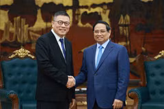 El primer ministro de Vietnam, Pham Minh Chinh, recibe a Hong Tianzhu, presidente del Grupo Texhong de China. (Fuente: VNA)