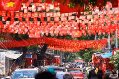 La calle Hang Ma, en el barrio de Hoan Kiem (Hanói), está cubierta de banderas rojas con estrellas doradas. (Fuente: VNA)