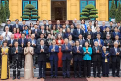 El secretario general del Partido Comunista y presidente de Vietnam, To Lam, y delegados participantes en la IV Conferencia Mundial sobre Vietnamitas en el Extranjero y Foro de Intelectuales y Expertos Vietnamitas en el Extranjero, organizados el 23 de agosto de 2024. (Foto: VNA)