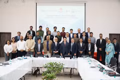 El embajador de Vietnam en la India, Trinh Minh Manh, y delegados. (Fuente: VNA)