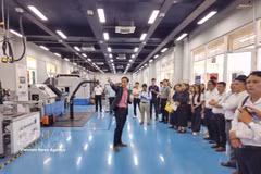 Visitantes recorren el sistema del Centro de Innovación Industria 4.0 en la Universidad Internacional del Este. (Fuente: VNA)