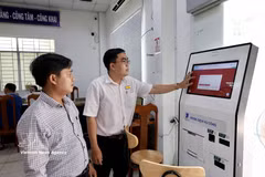 Funcionarios del Centro de Servicios Administrativos Públicos del barrio de Long Xuyen (provincia de An Giang) orientan a los ciudadanos sobre cómo realizar trámites en línea a través del Portal Nacional de Servicios Públicos. (Foto: VNA)