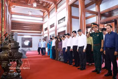 El primer ministro Le Minh Hung rinde homenaje a los héroes y mártires en el Cementerio de los Mártires de Lang Son. (Fuente: VNA)