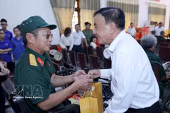 El miembro del Buró Político y permanente del Secretariado del Comité Central del Partido Comunista de Vietnam, Tran Cam Tu, entrega obsequio a un veterano. (Fuente: VNA)