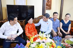El primer ministro Le Minh Hung se reúne con la heroica madre vietnamita Pham Thi Han, cuyos dos hijos fueron mártires. (Fuente: VNA)