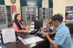 Trabajadores presentan su solicitud en el Centro de Servicios de Empleo de la ciudad de Hue. (Foto: VNA)