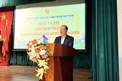 El teniente general Be Xuan Truong, vicepresidente del Comité Central del Frente de la Patria de Vietnam y titular de la Asociación de Veteranos de Vietnam, habla en el evento. (Fuente: VNA)