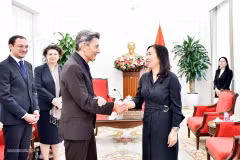 La viceministra de Relaciones Exteriores de Vietnam Le Thi Thu Hang recibe al diputado Rolf Mützenich, miembro de la Comisión de Asuntos Exteriores del Bundestag (Parlamento Federal) de Alemania. (Fuente: baoquocte.vn)