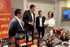 Tran Thu Quynh, consejera comercial de Vietnam en Canadá (derecha), presenta productos de café de alta calidad al presidente de la Asociación Canadiense del Café (segundo desde la izquierda). (Fuente: VNA)