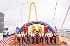 Inauguración del puente May Chai y de los caminos de acceso en ambos extremos del puente perteneciente al Proyecto de Parque de Diversiones, Vivienda y Ecológico de la Isla Vu Yen (Hai Phong). (Fuente: baodautu.vn)
