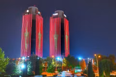 Las torres gemelas de la Unión de Cámaras y Bolsas de Productos Básicos de Turquía (TOBB), en Ankara, se iluminan con los colores y la imagen de la bandera nacional de Vietnam. (Fuente: Embajada de Vietnam en Turquía)
