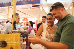 Los turistas internacionales quedan encantados con los recuerdos artesanales exhibidos en el evento. (Fuente: VNA)