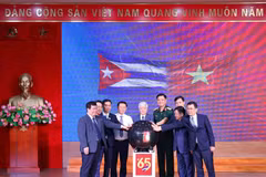 El presidente del Comité Central del Frente de la Patria de Vietnam, Do Van Chien, y delegados en el lanzamiento de la campaña. (Fuente: VNA)