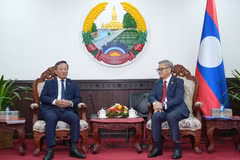 El ministro laosiano de Relaciones Exteriores, Thongsavanh Phomvihane, recibe al embajador de Vietnam en Laos, Nguyen Minh Tam. (Fuente: VNA)