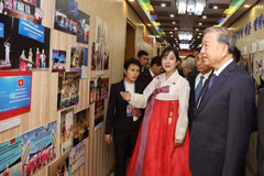 El secretario general del Partido Comunista de Vietnam, To Lam, visita el jardín de infancia Kieng Sang. (Fuente: VNA)