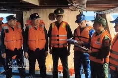 En el acto de entrega. (Fuente: VNA)