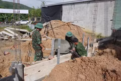 Fuerzas del Regimiento 6 del Comando Militar de la Ciudad de Hue ayudan a la comuna de Khe Tre a construir tres nuevas viviendas y reparar siete. (Foto: VNA)