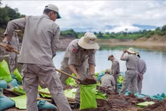 El Equipo de Desactivación de Artefactos Explosivos 1 (EOD1) de PeaceTrees Vietnam logró detonar con éxito una bomba MK-82 de 227 kg en la zona fronteriza entre Vietnam y Laos. (Fuente: VNA)