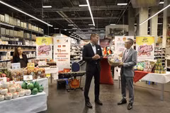 El embajador de Hanoi en Berlín, Vu Quang Minh, y Marco Berger, director ejecutivo de cadena de supermercados Selgros. (Fuente: VNA)