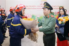 El teniente general Le Van Tuyen, viceministro de Seguridad Pública, entregó flores para felicitar a los oficiales y soldados del equipo de búsqueda y rescate de la cartera por completar su misión y regresar de Myanmar. (Fuente: VNA)