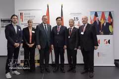 El subsecretario permanente del Comité del Partido de Ciudad Ho Chi Minh, Le Quoc Phong, el vicepresidente del Parlamento Federal alemán (Bundestag), Bodo Ramelow, y delegados. (Fuente: VNA)
