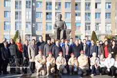 Delegados depositan flores ante el monumento al Presidente Ho Chi Minh en San Petersburgo. (Fuente: VNA)