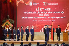 El secretario general del Partido Comunista y presidente de Vietnam, To Lam, entrega la Orden del Trabajo de primera clase a la Universidad de Ciencia y Tecnología de Hanoi. (Fuente: VNA)