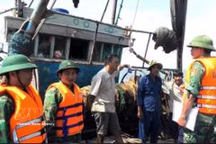 El personal de la Guardia Fronteriza de Quang Tri promueve activamente la concienciación entre los pescadores sobre el cumplimiento de las normativas para combatir la pesca INDNR (ilegal, no declarada y no reglamentada). (Foto: VNA)