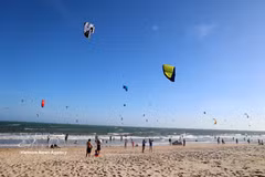 Mui Ne (provincia de Lam Dong) se está convirtiendo en un destino popular para los amantes de los deportes acuáticos. (Foto: VNA)