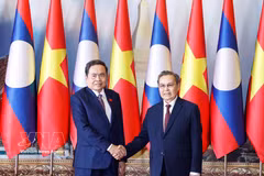 El presidente de la Asamblea Nacional de Vietnam, Tran Thanh Man, (izquierda) se reúne con su homólogo laosiano, Xaysomphone Phomvihane, el 5 de febrero de 2026, en Vientián. (Foto: VNA)