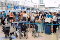 Los pasajeros realizan los procedimientos para sus vuelos en el Aeropuerto Internacional de Noi Bai. (Foto: VNA)