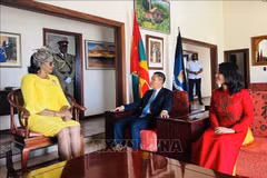 La gobernadora general de Granada, Cecile La Grenade, recibe al embajador vietnamita en Venezuela, concurrente en Saint George, Vu Trung My, y su esposa. (Foto cortesía de la Embajada de Vietnam en Venezuela)